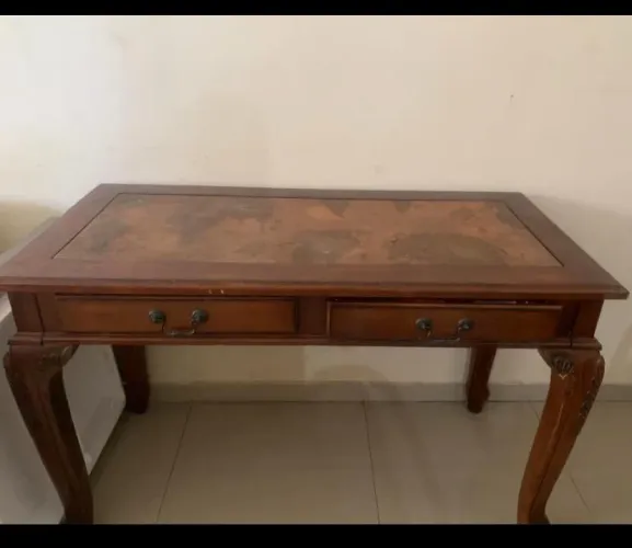 Mesa antiga de madeira em perfeito estado