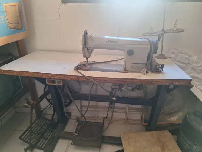 Máquina de costura reta Juki