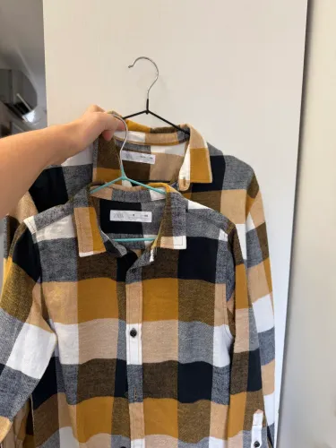 Blusas xadrez mãe e filho da Zara