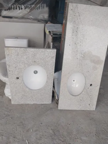Bancada de granito bege para banheiro