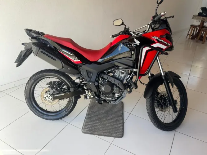 Vendo Sahara rally 2025 sem detalhes! moto de garagem.