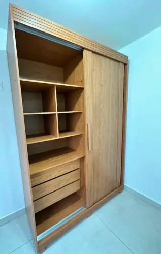Guarda-roupa casal com portas de correr