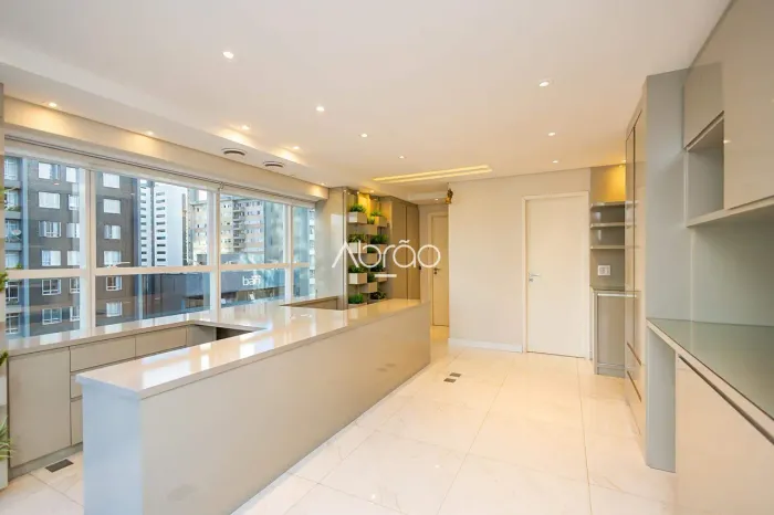 Sala Comercial Semimobiliada para Venda no Batel 78 m², Estrutura Completa e Localização