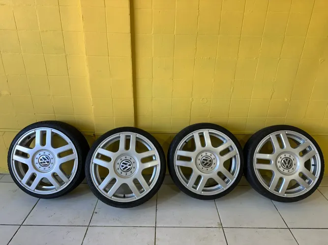 RODAS 4 FUROS ORIGINAIS VW 18 COM 4 PNEUS NOVOS Modelo do passat vr6
