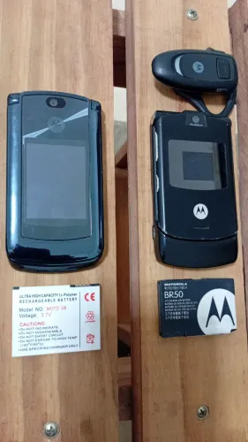 Vendo celular Motorola retrô no estado bem conservados, sem bateria.