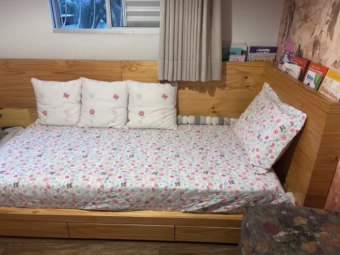 Cama montessori com gavetas