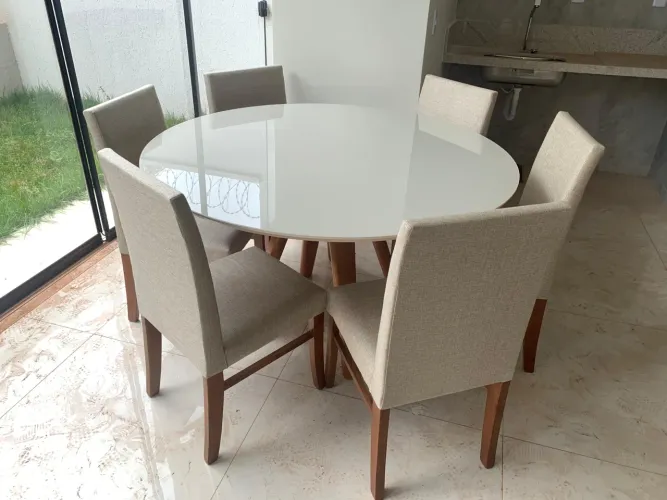 Mesa toda de madeira