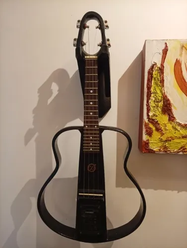 Cavaquinho vazado
