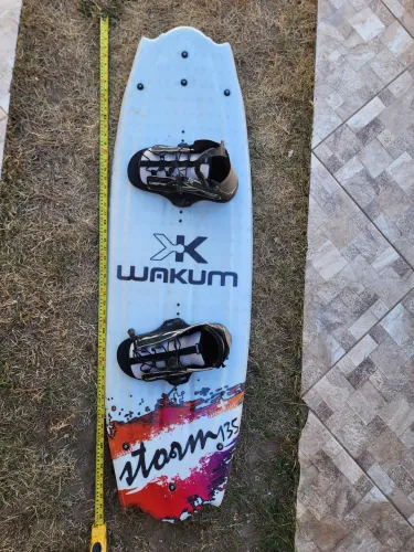 Prancha wakeboard wakum 1,35mts + par de botas OBRIEN