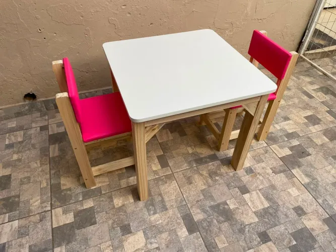 Mesa infantil, com cadeiras estofadas