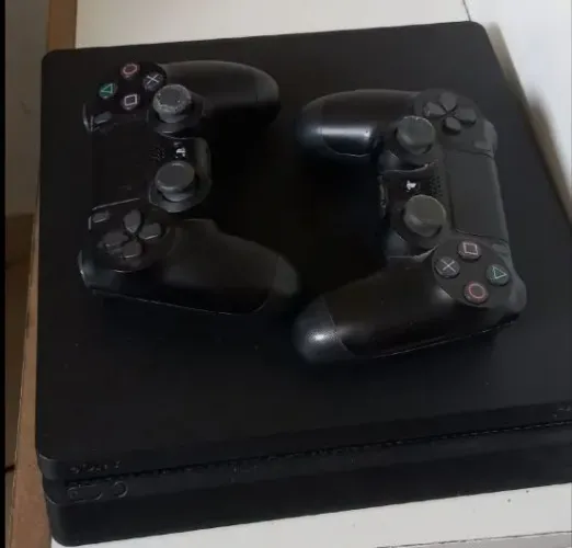 Ps4 slim usado dois controles(um com drift outro novo com dois mês de uso )e mais 5 jogos 