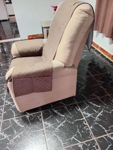 Vendo uma poltrona retrátil nova por 1.000 reais