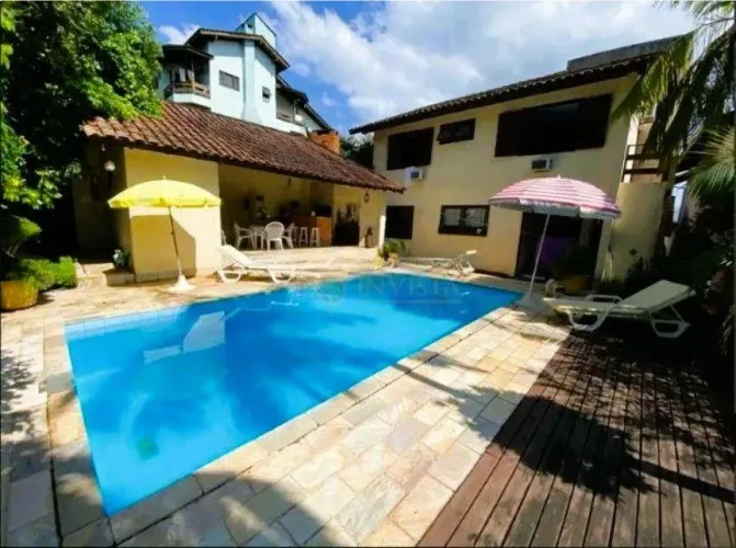 Casa com piscina, 3 quartos e 2 vagas em Florianópolis