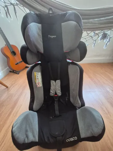 Cadeirinha automotiva para criança.