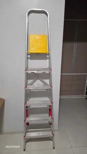 Vendo Escada de alumínio com 6 degraus, tipo cavalete, pra uso domésticos e outros