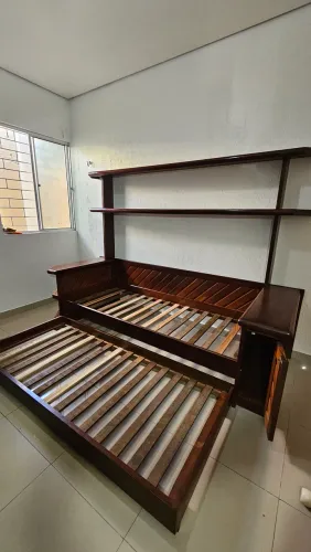 Bicama de Madeira Maciça com Estante e Criado-Mudo Integrado