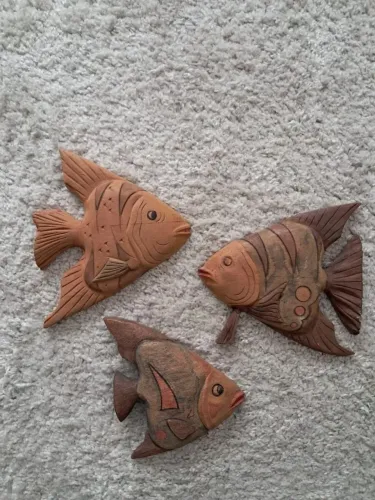 Peixes esculpidos em madeira decorativos para parede