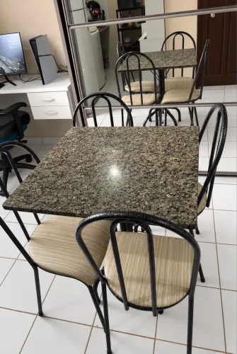 DESAPEGO - MESA DE MÁRMORE 4 LUGARES