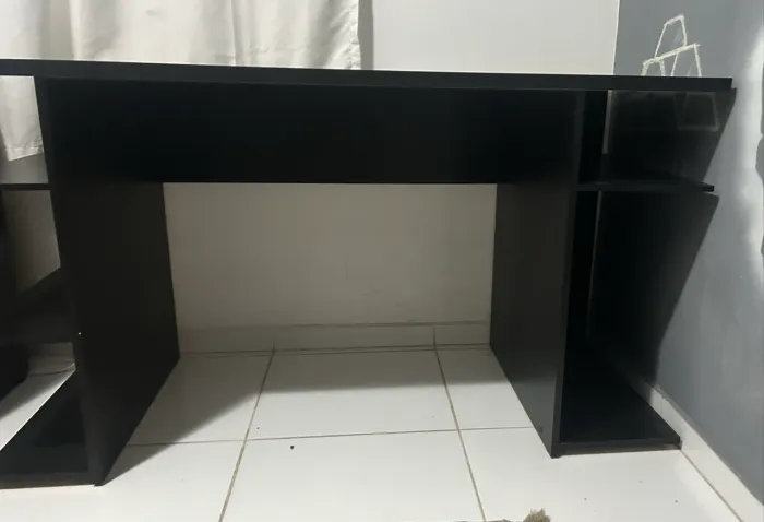Mesa de computador preta fosca