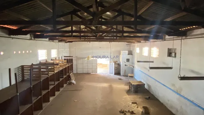 Imóvel Comercial à Venda no Centro Barracão + Sobrado.