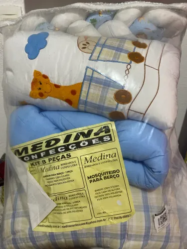 Conjunto de berço azul e branco