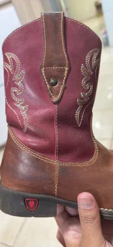 Bota em couro legítimo número 32