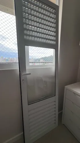 Porta de Alumínio Branca com Veneziana + Vidro - 202x62
