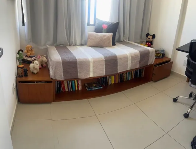 Cama solteiro em madeira com colchão