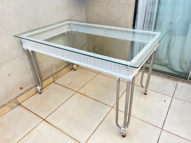 Mesa de Alumínio com Vidro e Fibra Sintética Branca - Área Gourmet/Varanda