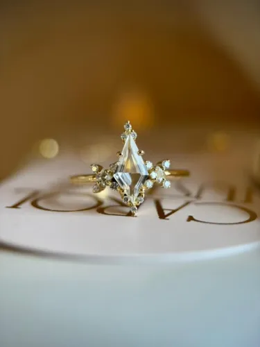 Anel em Ouro 18k com Cristal e Diamantes aro 18