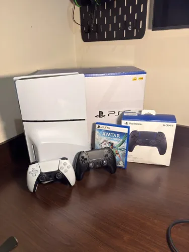 PS5 Slim mídia física e dois controles
