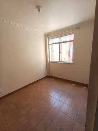 Apartamento de 2 quartos em Tomás Coelho, frente ao metrô.