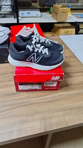 Tenis infantil New balance original tamanho 31 usado apenas umas 6 vezes
