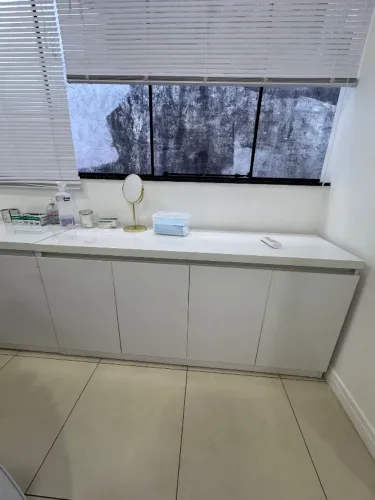 buffet/aparador branco com 4 portas, design moderno e minimalista.