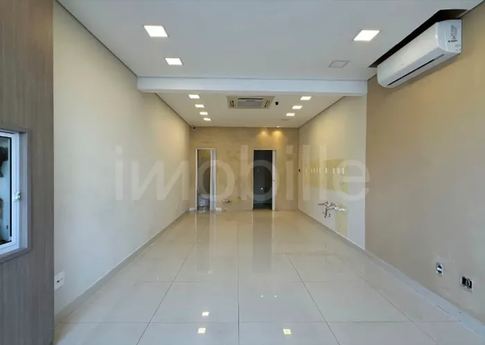 Sala comercial para locação anual no Edifício Solares da Brava na Praia Brava