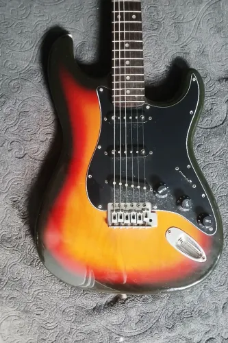 Guitarra eagle strato sunburst