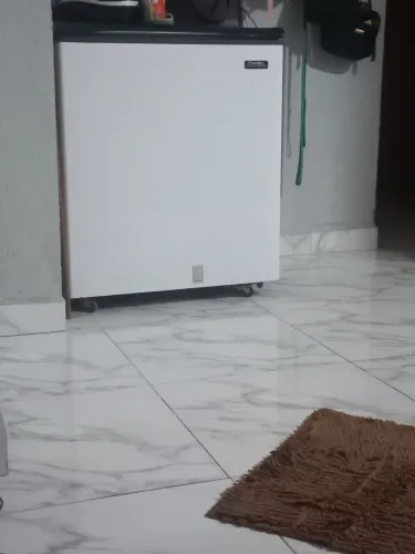 Frize esmaltec uma porta