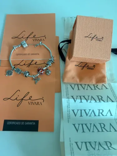 Pulseira Vivara Life original com 8 berloques e trava de segurança