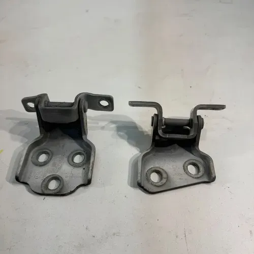 Dobradiça Porta Dianteira Esquerda Chery Qq 1.0 3cc 2015