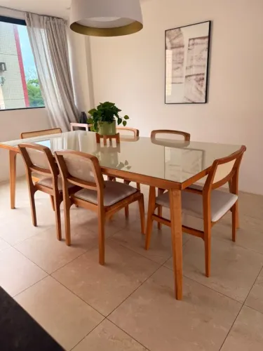 Mesa retangular toda de madeira e tampo de vidro