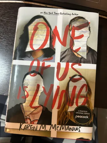 Livro : one of us is lying. Karen M. manus