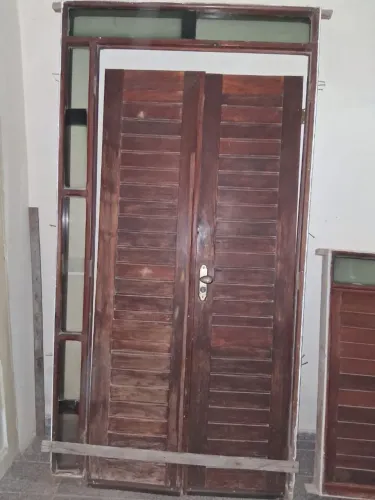 Porta e Janela de Madeira 