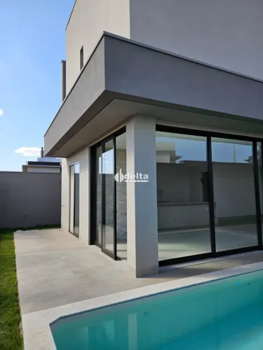 Casa residencial com 3 suítes disponível para venda no bairro Gávea em Uberlândia-MG.