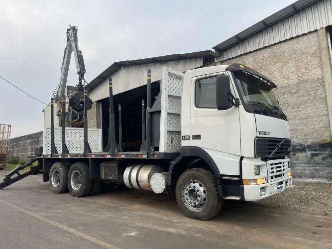 Caminhão volvo FH12 com munck florestal TMO cabine elevação