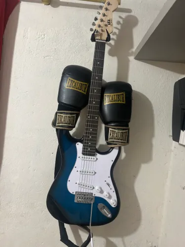 Troco guitarra  e luva de boxe  por um teclado musical 