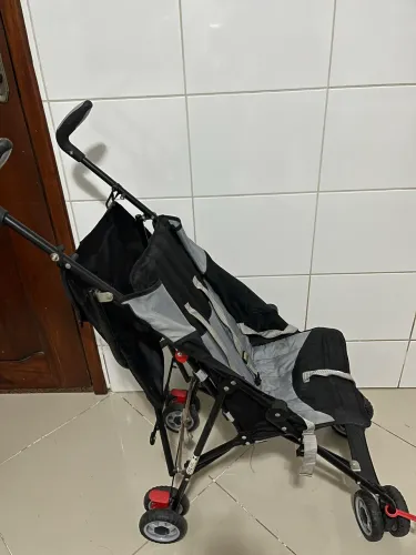 Carro de bebê guarda chuva