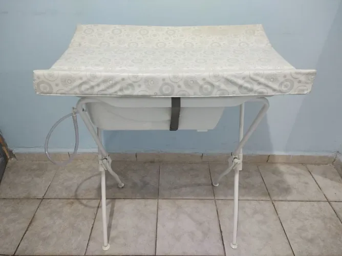 Vendo banheira com suporte e trocador.