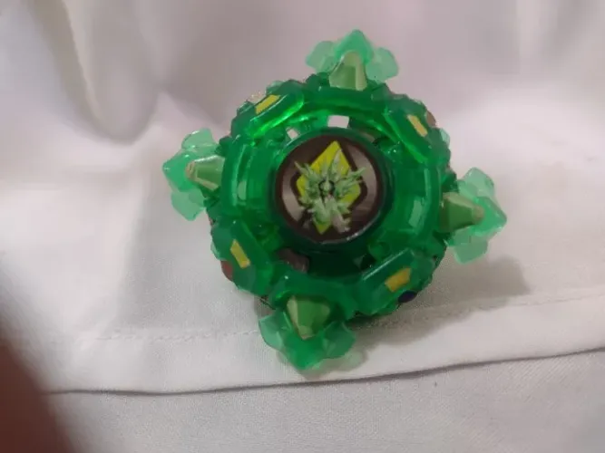 pião beyblade verde