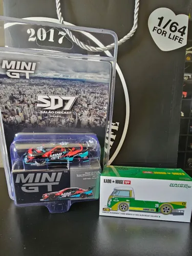 Dupla Salão Diecast 7 MINI GT e KAIDO*HOUSE