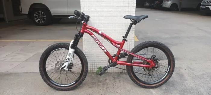Bicicleta infantil aro 20 Red Stone câmbio Shimano Altus freio a disco amortecedor